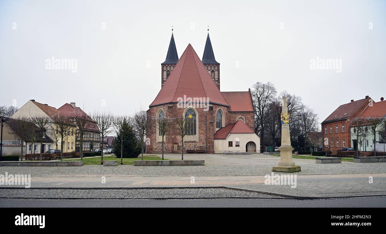 13. Januar 2022, Brandenburg, Baruth: Die beiden Türme der Kirche St. Sebastian am Walther-Rathenau-Platz. Das Backsteingebäude aus dem 15th. Jahrhundert wurde von 2001 bis 2008 umfassend renoviert. Die Nachbildung der Kurfürstlichen Sächsischen Postmillepost von 1730 wurde 2014 am Walther-Rathenau-Platz eingeweiht. Die kleine Stadt im Bezirk Teltow-Fläming liegt in der Nähe des Spreewalds und ist knapp 50 Kilometer von der Hauptstadt entfernt. Baruth/Mark wurde erstmals 1234 urkundlich erwähnt, kurz nachdem während der ostdeutschen Siedlung auf einem sandigen Gebiet eine Burg und eine Siedlung errichtet worden waren. Ph Stockfoto