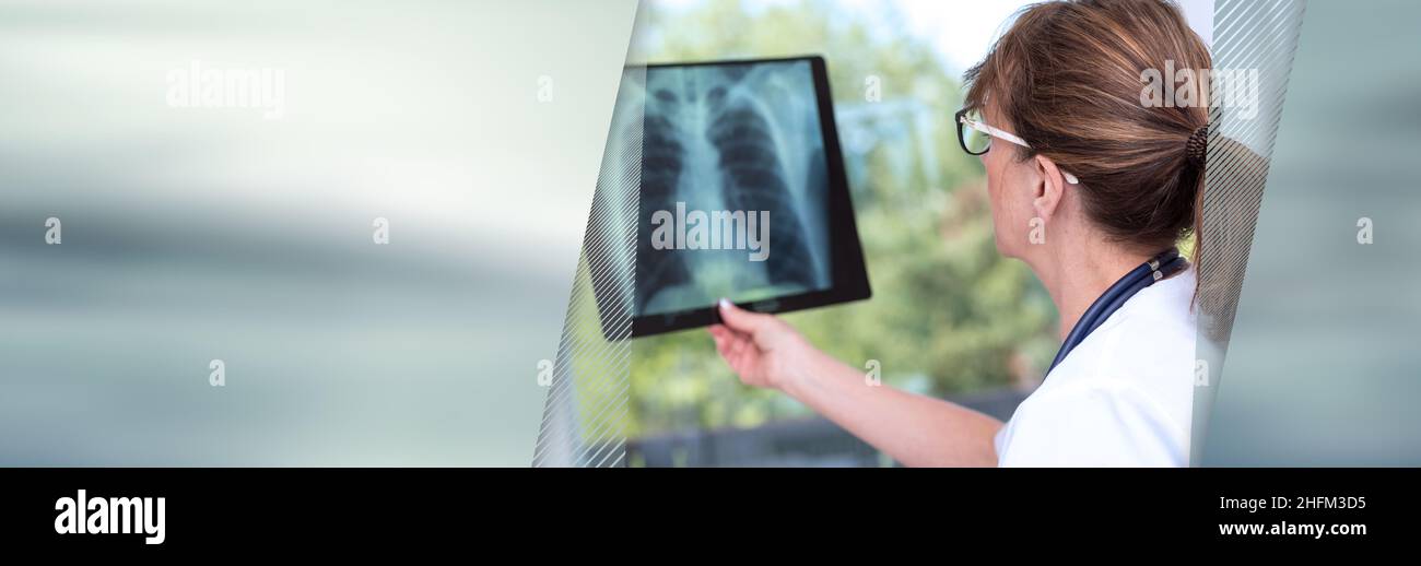 Ärztin untersucht Röntgenbericht in der Arztpraxis. Panorama-Banner Stockfoto