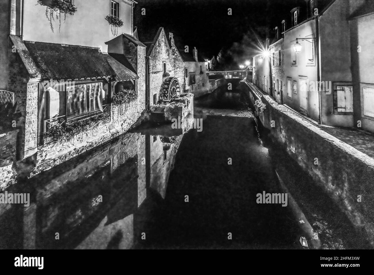 Schwarz Weiß Alte Gebäude Nacht Mühle Aure Fluss Reflexion Bayeux Centre Normandie Frankreich.Bayeux gegründet 1st Jahrhundert v. Chr., erste Stadt nach D-D befreit Stockfoto