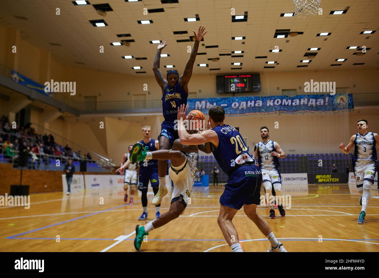 KHARKIV, UKRAINE - 16. JANUAR 2022: Das Basketballspiel des Ukrainian Cup BC Sokoly gegen BC Budivelnik Stockfoto