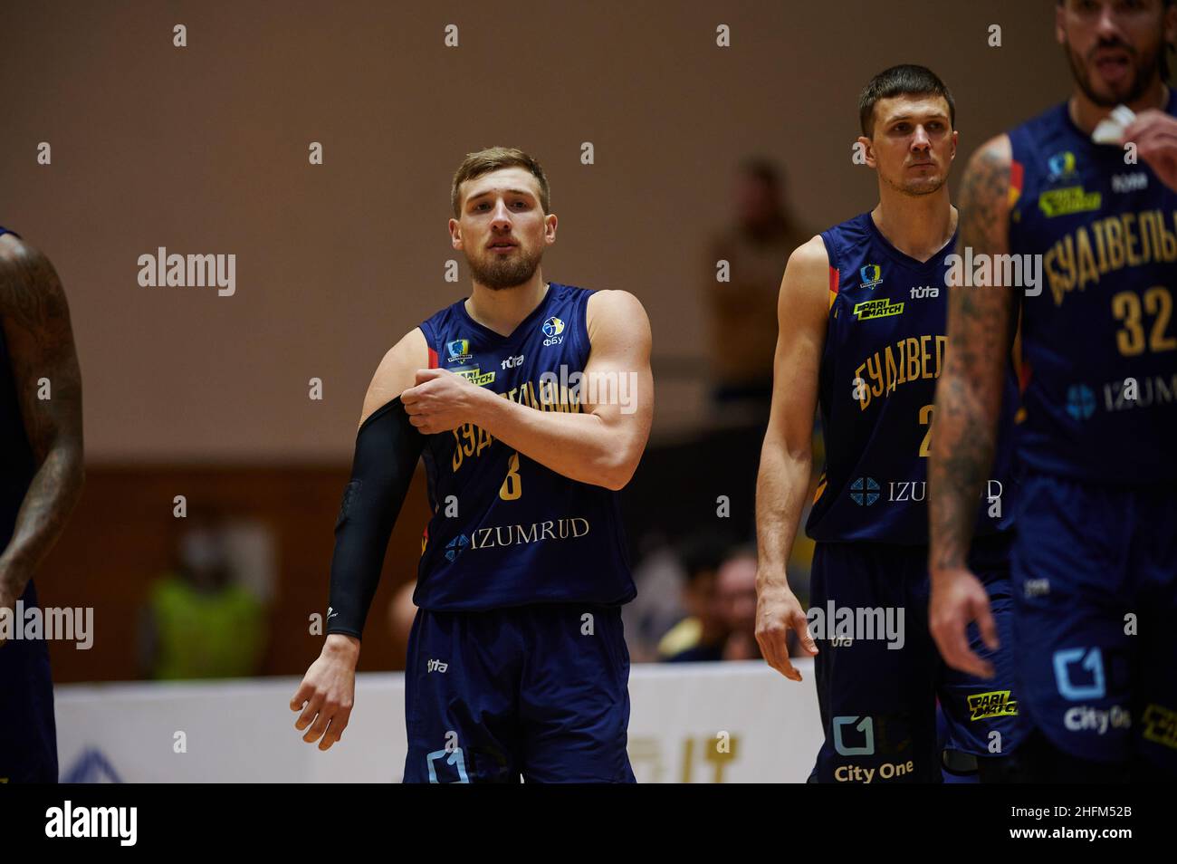 KHARKIV, UKRAINE - 16. JANUAR 2022: Das Basketballspiel des Ukrainian Cup BC Sokoly gegen BC Budivelnik Stockfoto