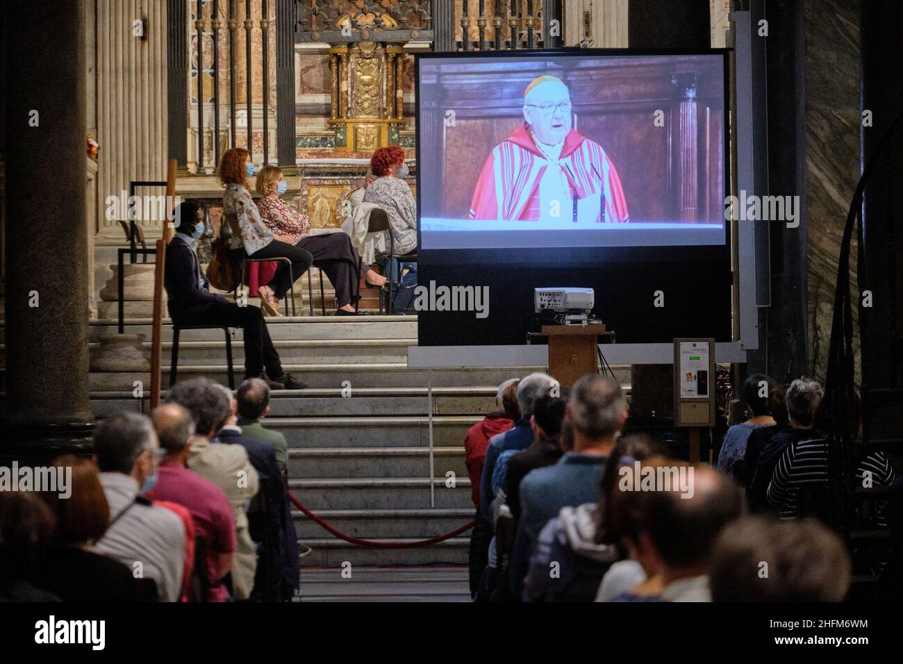 Mauro Scrobogna /LaPresse 05. Juni 2020&#xa0; Rom, Italien Nachrichten Comunit&#XE0; Sant&#X2019;Egidio, George Floyd Tod im Bild: preyer Mahnwache in der Basilika Santa Maria in Trastevere unter dem Vorsitz von Kardinal Kevin Joseph Farrel, um das friedliche Zusammenleben in den USA anzurufen Stockfoto