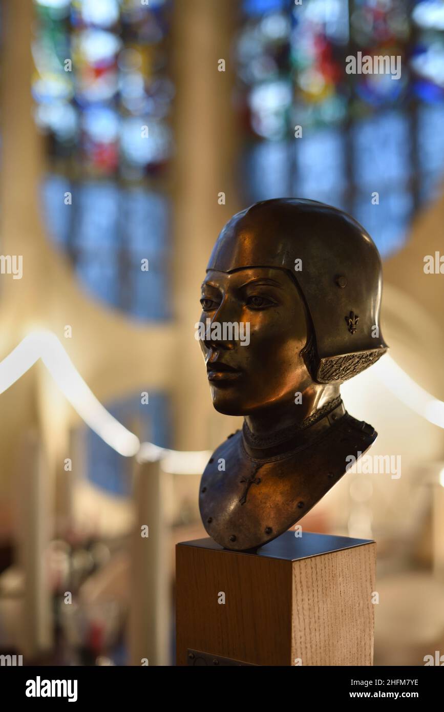 Jeanne-d'Arc-Metallbuste oder -Bogen im Inneren der modernen Kirche Eglise Sainte-Jeanne-d'Arc, erbaut 1979, Rouen Normandie Frankreich Stockfoto