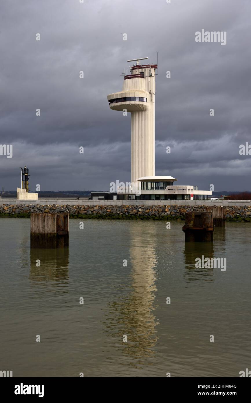 Moderner Beton-Seeverkehrskontrollturm oder Radarturm an der seine am Eingang zum Hafen oder Hafen Honfleur, Normandie, Frankreich Stockfoto