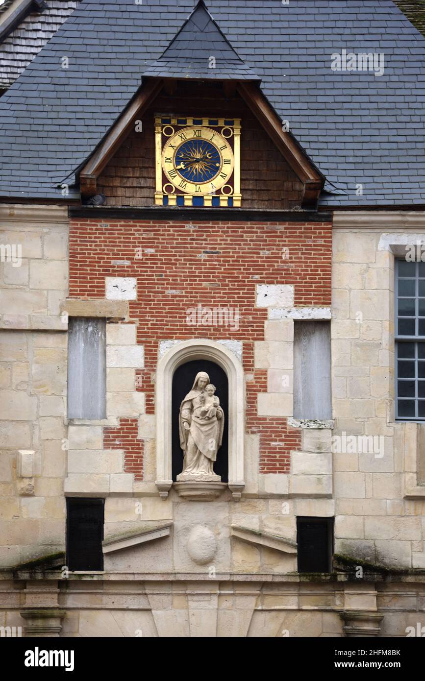 Restaurierte Wanduhr & religiöse Statue von Maria & Jesus in Nische der c167th La Lieutenance Beuilding am Eingang des Alten Hafens in Honfleur Normandie Fr. Stockfoto