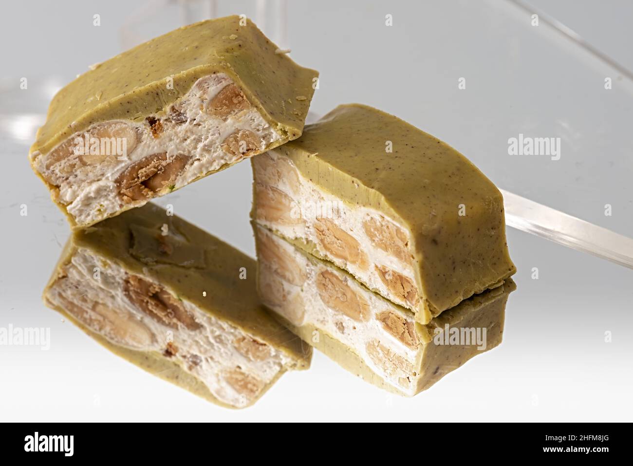 Torrone a pezzi su fondo a specchio Makro Stockfoto