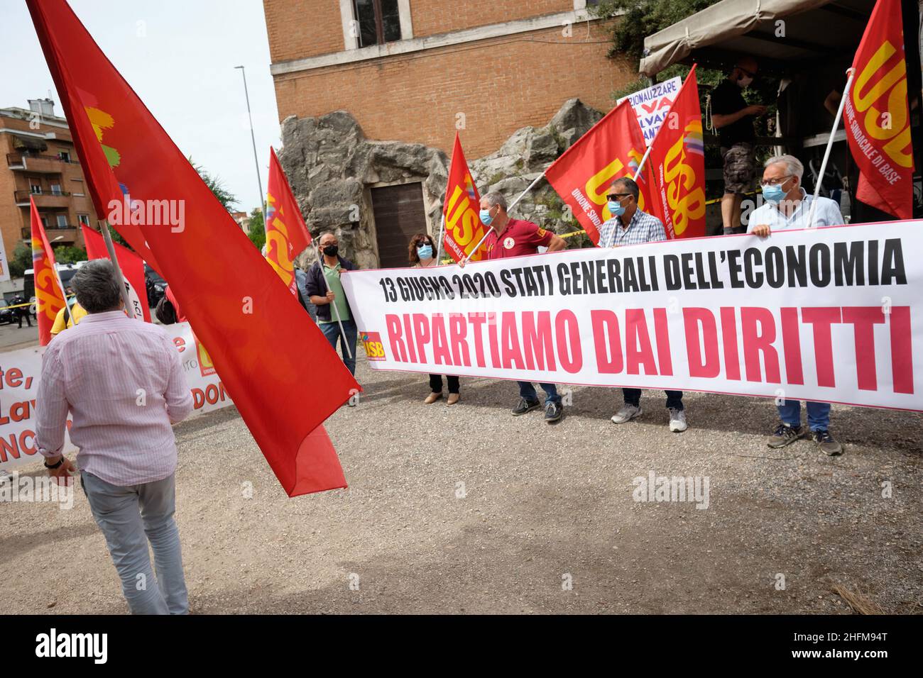 Mauro Scrobogna/LaPresse 13. Juni 2020&#xa0;Rom, Italien politischer Protest gegen die allgemeinen Wirtschaftsstaaten. Im Bild: Linke Organisationen protestieren gegen das von der italienischen Regierung organisierte Treffen über die allgemeinen Wirtschaftsstaaten. Stockfoto