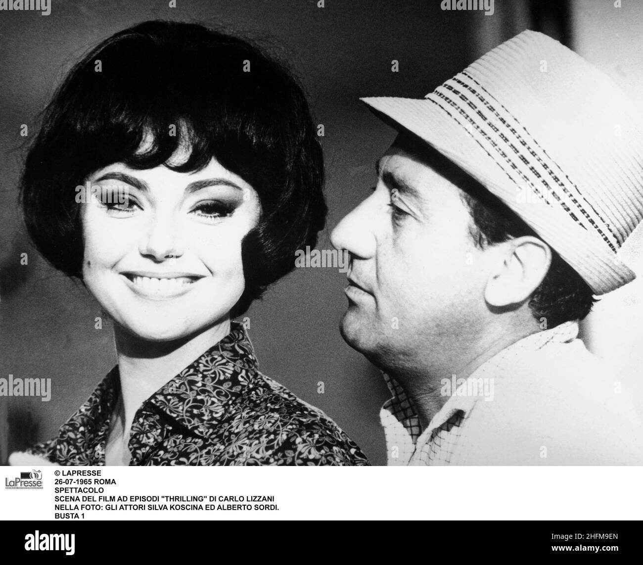 © LAPRESSE 26-07-1965 ROMA SPETTACOLO SCENA DEL FILM AD EPISODI 'SPANNEND' DI CARLO LIZZANI NELLA FOTO: GLI ATTORI SILVA KOSCINA ED ALBERTO SORDI. BUSTA 1 Stockfoto