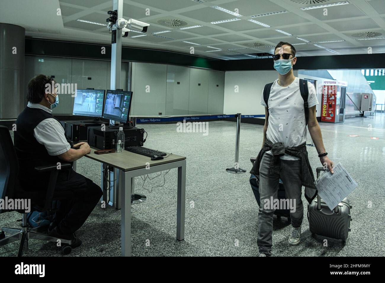 Foto Piero Cruciatti / LaPresse 15/06/2020 - Milano, Italia News Riapertura Aeroporto Malpensa Terminal 1 Nella foto: Riapertura Aeroporto Malpensa Terminal 1 Foto Piero Cruciatti / LaPresse 15/06/2020 - Mailand, Italien News der Flughafen Malpensa Terminal 1 wird auf dem Foto wieder geöffnet: Ein Mann geht durch Temperaturkontrollen am Flughafen Malpensa Terminal 1, das heute nach der Coronavirus-Sperre wieder eröffnet wurde Stockfoto