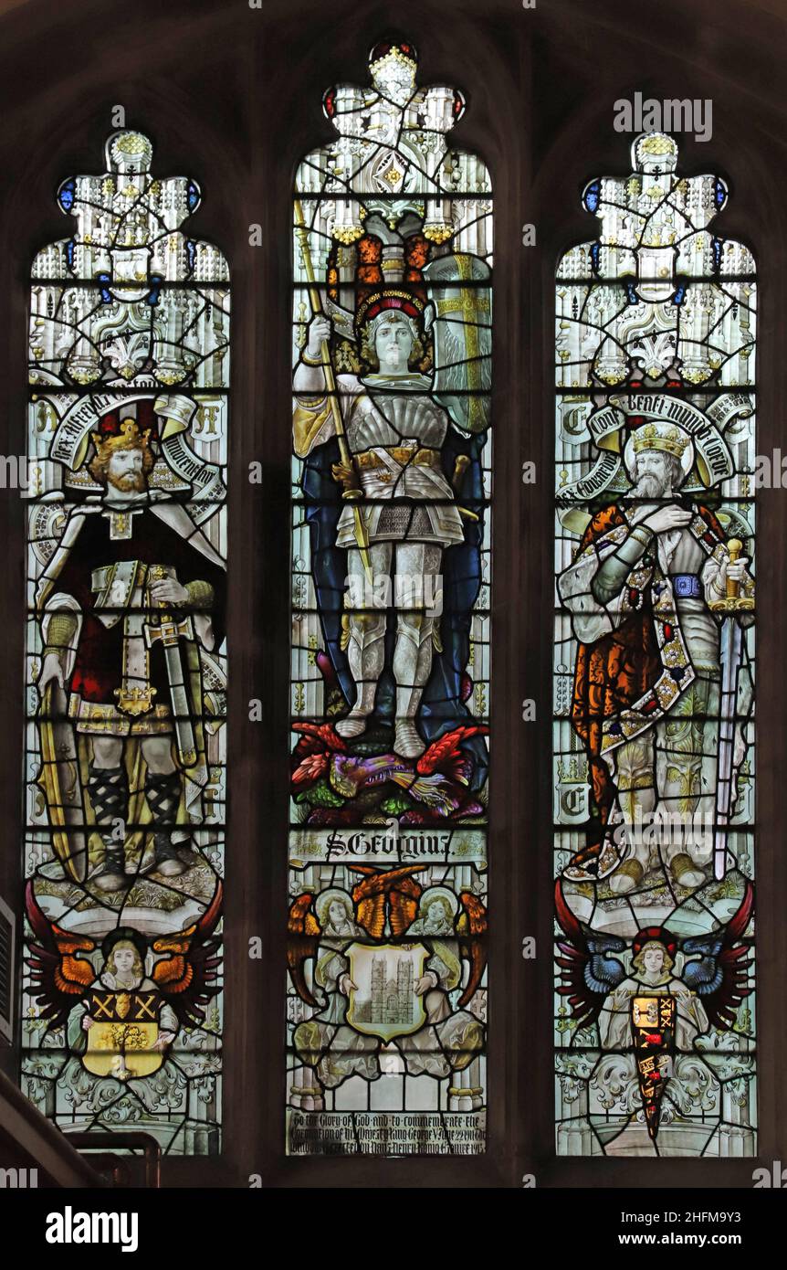 Ein Buntglasfenster von Percy Bacon & Brothers von 1913 St George, King Alfred & Edward the Confessor, St Peter & St Paul Church, Lingfield, Surrey Stockfoto
