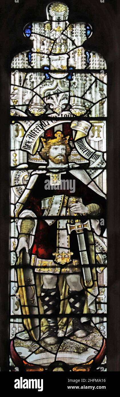 Ein Buntglasfenster von Percy Bacon & Brothers, das König Alfred der große, die St. Peter & St. Paul Collegiate Church, Lingfield, Surrey, darstellt Stockfoto