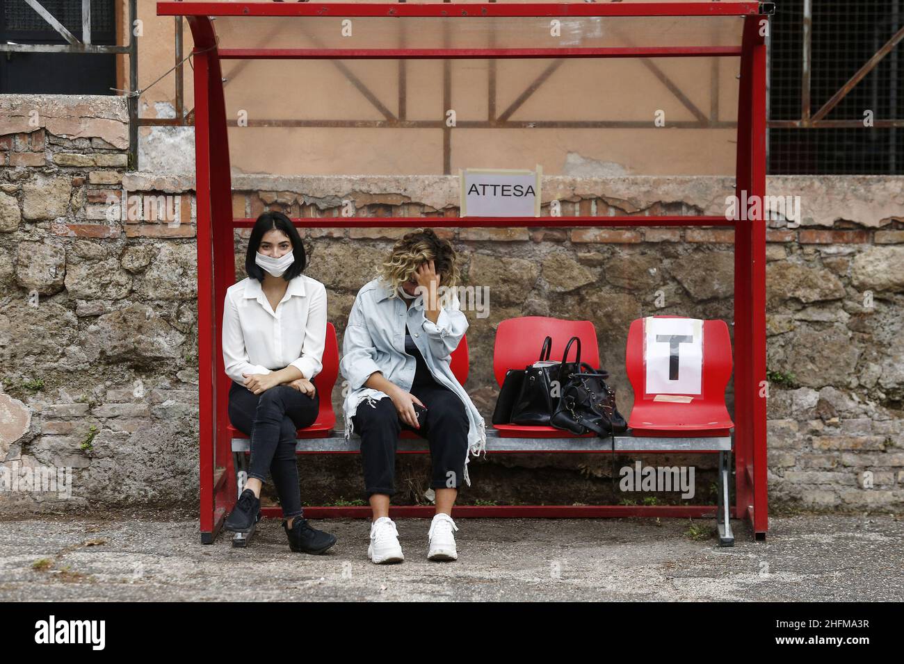 Cecilia Fabiano/LaPresse Juni 17 , 2020 Rome (Italy) News Abschlussprüfungen in Covid Zeit im Bild : Studenten warten auf die Prüfung in der J F Kennedy High School Stockfoto