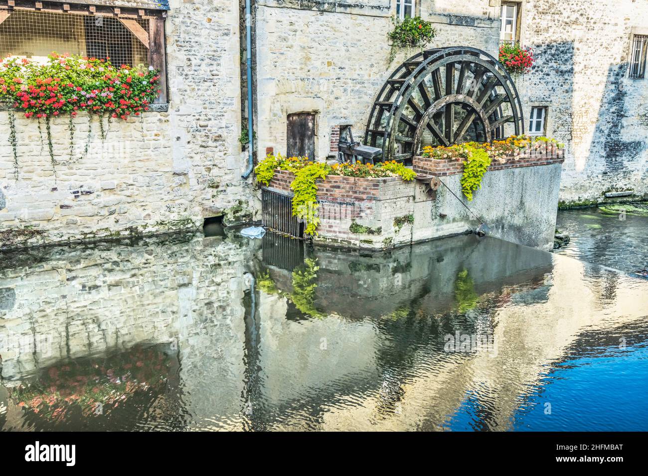 Bunte alte Gebäude Mühle, Aure Fluss Reflexion Bayeux Centre Normandie Frankreich.Bayeux gegründet 1st Jahrhundert v. Chr., erste Stadt nach D-Day befreit Stockfoto