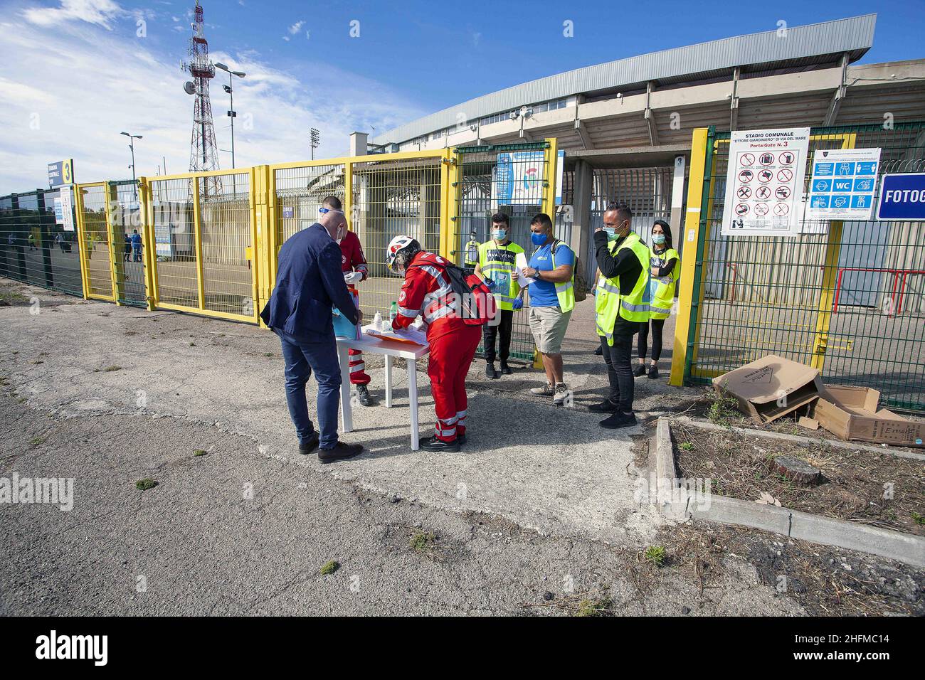 Donato Fasano/LaPresse 22 Juni, 2020 Lecce, Italien Fußballsport Lecce vs Milan - Italienische Fußballmeisterschaft League A Tim 2019/2020 - Via del Mare Stadion. Im Bild: Sicherheitskontrollen am Eingang des Stadions durch den CRI Stockfoto