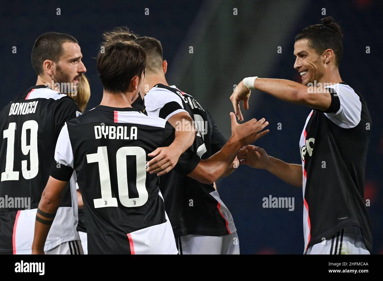 Massimo Paolone/LaPresse 22. Juni 2020 Bologna, Italien Sportfußball Bologna vs Juventus - Italienische Fußballmeisterschaft Liga A Tim 2019/2020 - stadio Renato Dall'Ara Stadion im Bild: Paulo Dybala (Juventus F.C.) feiert mit Cristiano Ronaldo (Juventus F.C.) nach dem Tor 0-2 Stockfoto