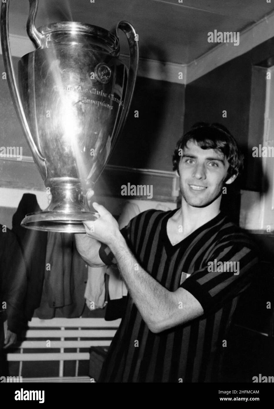 ©LaPresse Archivio storico Sport calcio Milano Maggio 1969 Pierino Prati nella foto: Pierino Prati posa con la Coppa dei Campioni alla fine della partita Milan-Ajax terminata 4-1 BUSTA 2281 Stockfoto