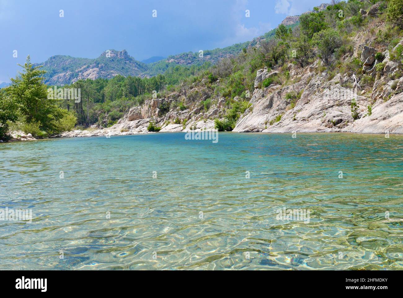 Fluss Solenzara mit türkisfarbenem Wasser am Fuße der Bavella-Gipfel im Süden Korsikas, Frankreich. Hochwertige Fotos Stockfoto