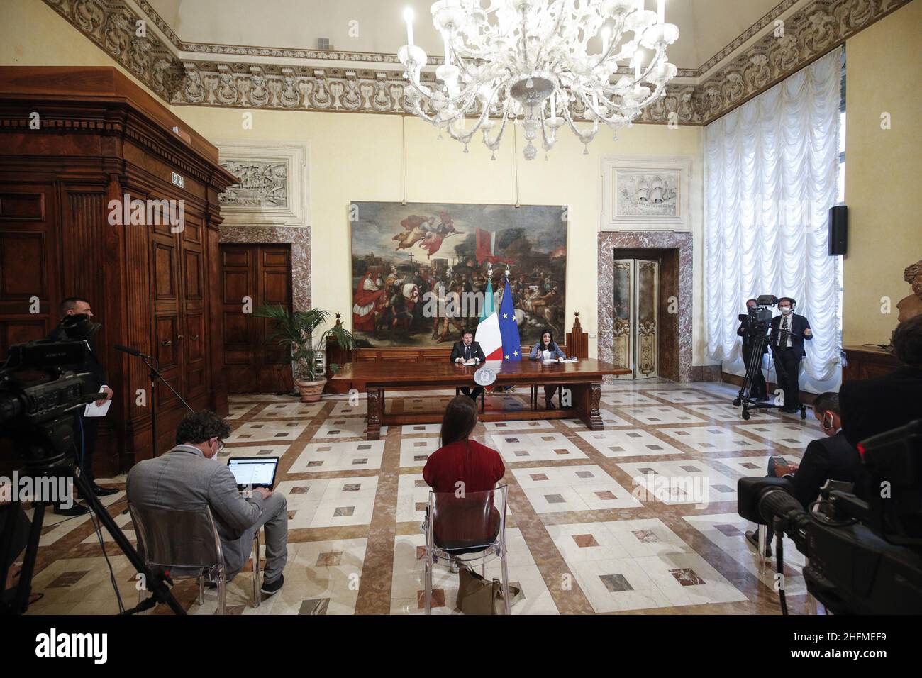 Foto GIUSEPPE LAMI/LaPresse/Pool Ansa26-06-2020 Roma, Italia Politicail presidente del Consiglio Giuseppe Conte e il ministro dell'Istruzione Lucia Azzolina nella sala dei Galenoni di Palazzo Chigi durante conferenza stampaNella Foto panoramica della Sala Stockfoto