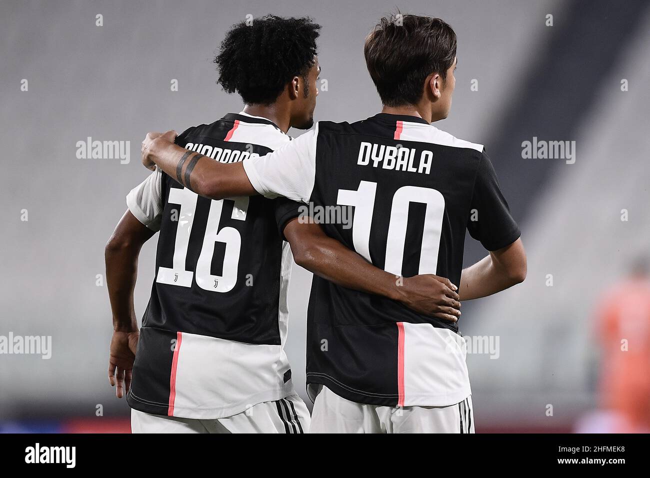 Foto LaPresse - Fabio Ferrari 26 Giugno 2020, Turin, Italia Sport Calcio Juventus FC vs Lecce - Campionato di calcio Serie A Tim 2019/2020 - Allianz Stadium. Nella foto:Paulo Dybala (Juventus F.C.);esulta dopo rete 1-0 26. Juni 2020 Turin, Italien Sportfußball Juventus FC vs Lecce - Italienische Fußballmeisterschaft League A Tim 2019/2020 - Allianz Stadium. Im Bild:Paulo Dybala (Juventus F.C.); feiert nach gol Stockfoto