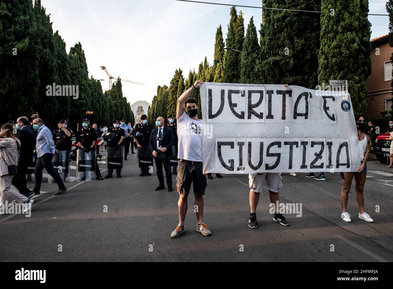 Claudio Furlan - LaPresse 28. Juni 2020 Bergamo (Italien) News Italien ehrt den Tod des Coronavirus mit einem Requiem-Konzert vor dem Friedhof in Bergamo, einer der am stärksten betroffenen Provinzen im ehemaligen Epizentrum des europäischen Ausbruchs. Vor dem Konzert protestieren die Bürger vor dem monumentalen Friedhof von Bergamo Stockfoto