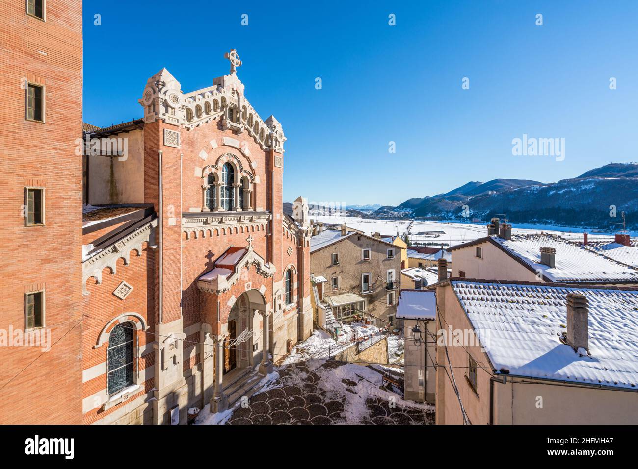 Das schöne Dorf Rivisondoli im Winter mit Schnee bedeckt. Abruzzen, Mittelitalien. Stockfoto