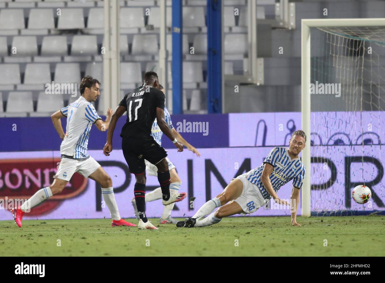 LaPresse/Filippo Rubin 1. Juli 2020 Ferrara (Italien) Sport Soccer Spal gegen Mailand - Italienische Fußball-Liga A 2019/2020 - Stadion "Paolo Mazza" im Bild: TOR MAILAND RAFAEL LEAO (MAILAND) Stockfoto