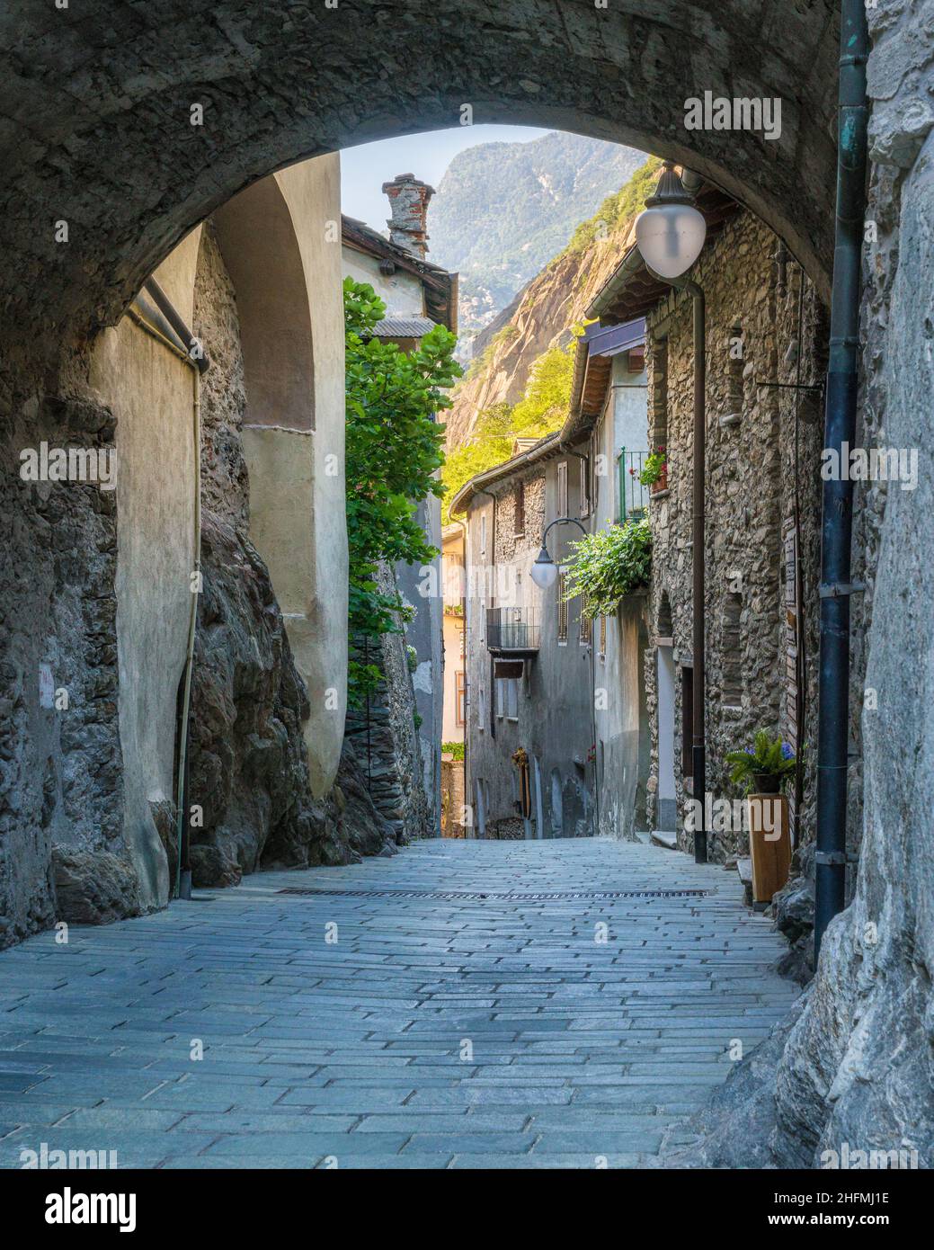 Das malerische Dorf Bard im Aostatal, Norditalien, am Sommernachmittag. Stockfoto