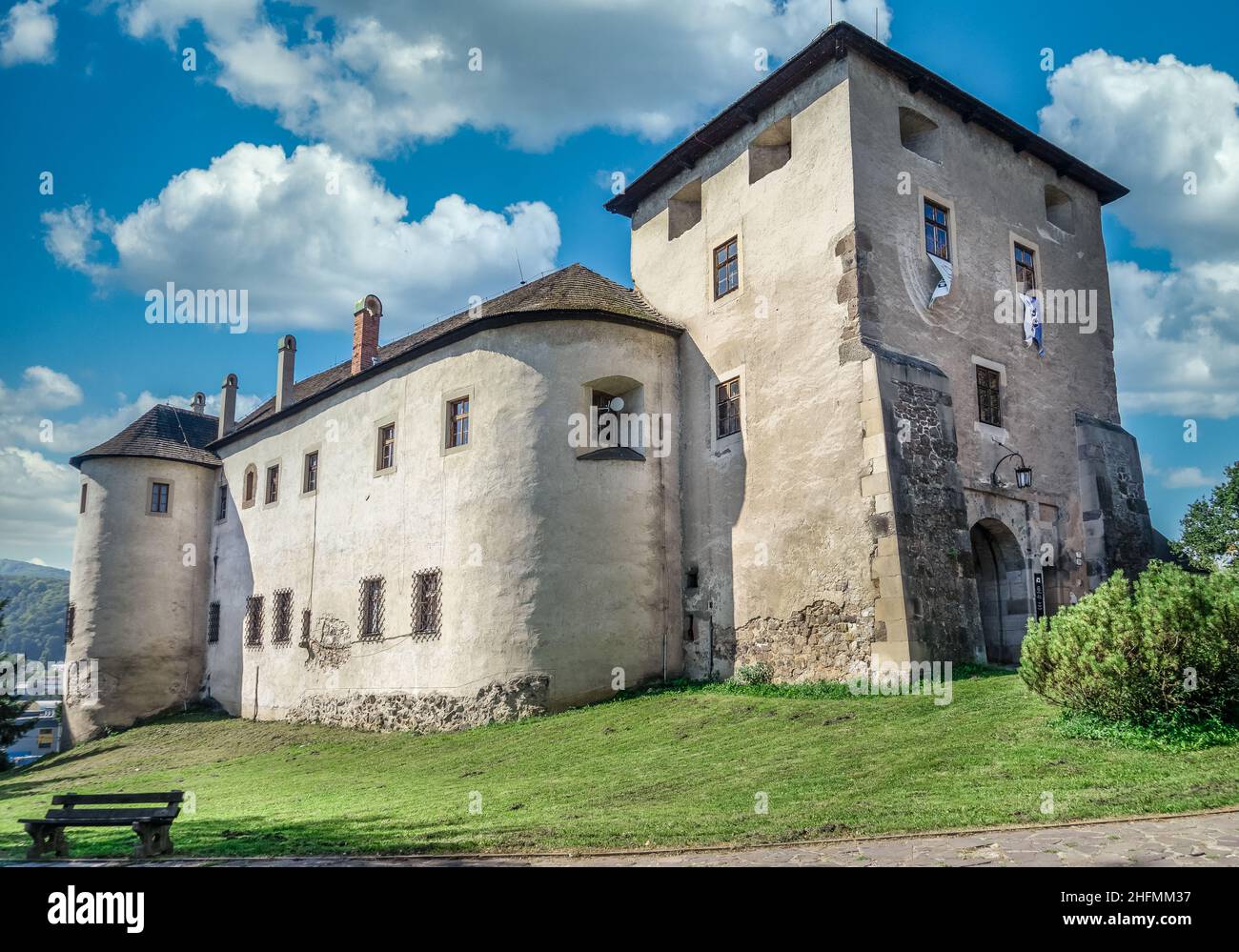 Luftaufnahme von Zvolen Schloss in der Slowakei mit Renaissance-Palast, Außenring der Mauer, Türmchen, Eckturm, massiven Torturm, gotische Kapelle Stockfoto