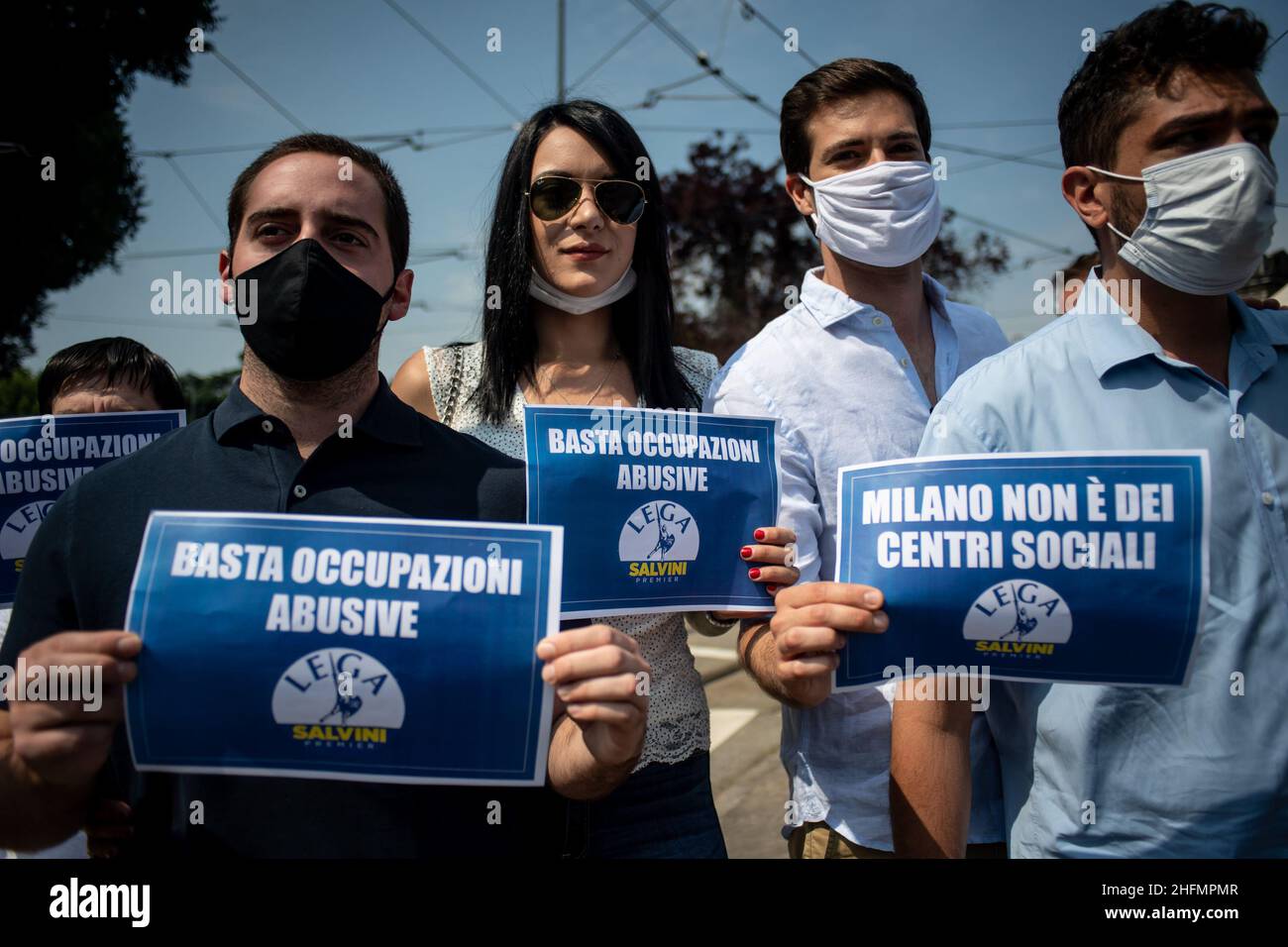 Claudio Furlan - LaPresse 11 July 2020 Mailand (Italien) Lega Nord Jugendprotest gegen das soziale Zentrum Torchiera und Gegenprotest der Aktivisten des sozialen Zentrums auf dem Platz des Cimitero Maggiore Stockfoto