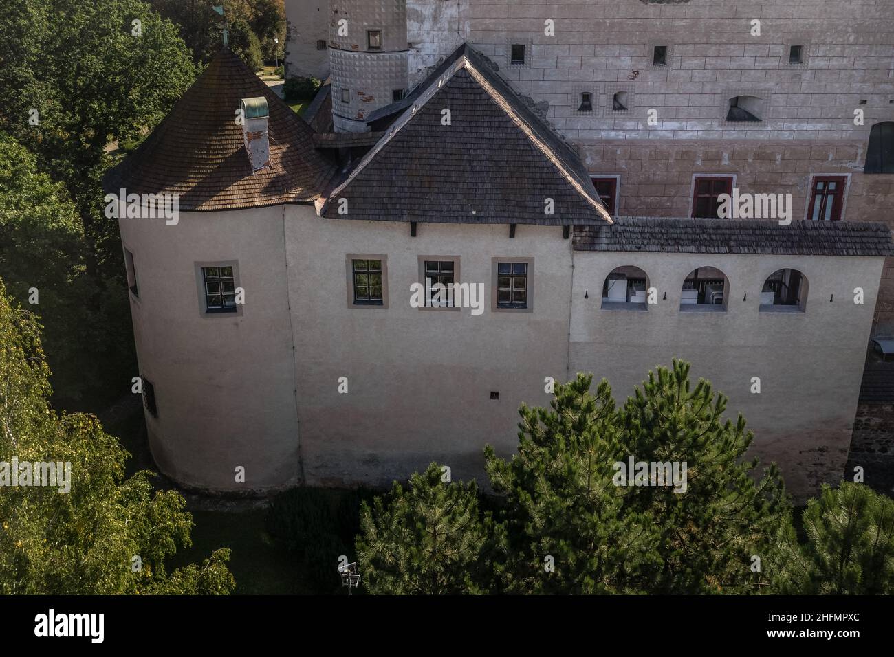 Luftaufnahme von Zvolen Schloss in der Slowakei mit Renaissance-Palast, Außenring der Mauer, Türmchen, Eckturm, massiven Torturm, gotische Kapelle Stockfoto