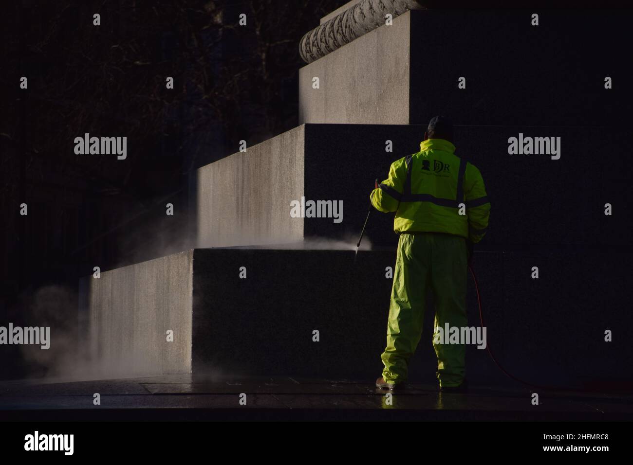 London, Großbritannien 17th. Januar 2022. Ein Arbeiter reinigt die Basis der Nelson-Säule am Trafalgar Square, einem beliebten Ort für Touristen zum Klettern. Kredit: Vuk Valcic / Alamy Live Nachrichten Stockfoto