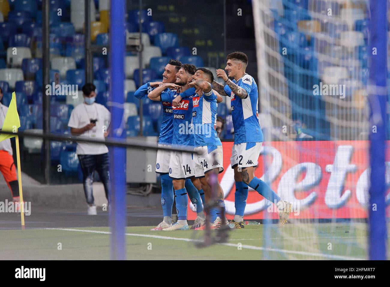 Cafaro/LaPresse 12. Juli 2020 Neapel, Italien Sportfußball Neapel vs. Mailand - Italienische Fußballmeisterschaft League A Tim 2019/2020 - San Paolo Stadion. Im Bild: Dries Mertens (SSC Napoli) feiert nach dem Tor 2-1. Stockfoto