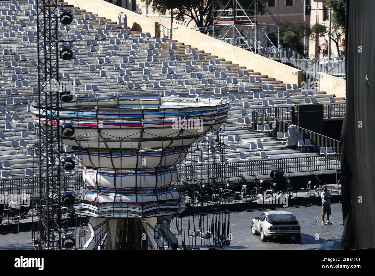 Cecilia Fabiano/LaPresse Juli 13 , 2020 Rome (Italy) News Giuseppe Verdis "Rigoletto"-Auftritte im Circus Maximus nach dem Ausbruch der Coronavirus-Krankheit auf dem Foto: Der Bau der Arena mit den Sicherheitsabständen Stockfoto