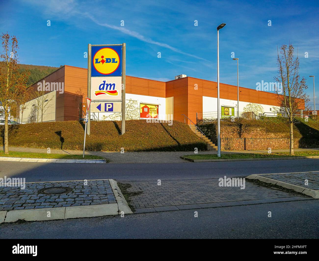 Neckargemuend, Deutschland - 02. Jan 2022: Vorstädtisches Einkaufsviertel am Stadtrand einer kleinen deutschen Stadt mit Ankündigungsmasten für die Handelsketten Lidl (G Stockfoto