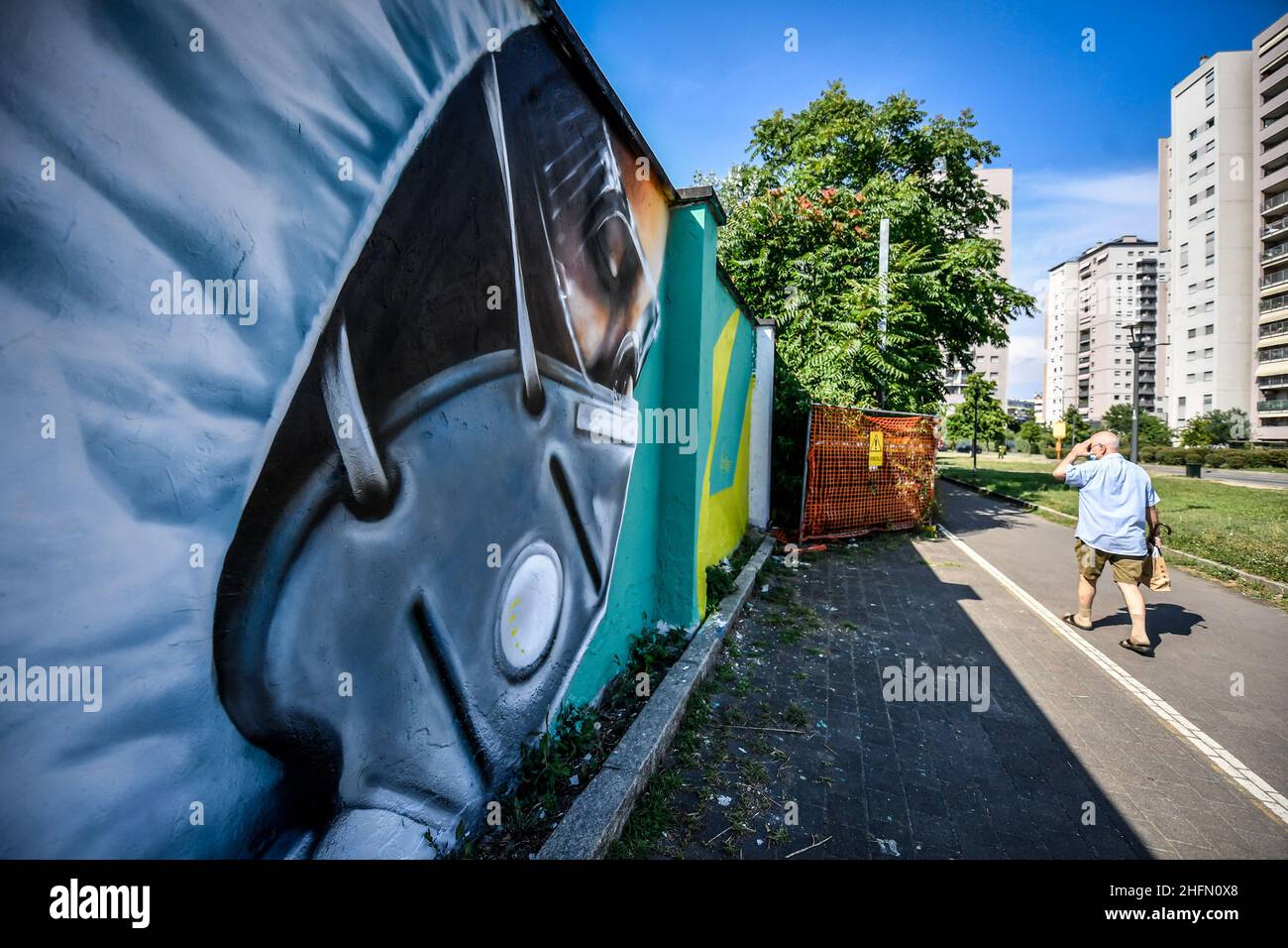 Claudio Furlan - LaPresse 21 July 2020 Mailand (Italien) Wandmalereien in der Via Palizzi am Eingang des Quarto Oggiaro, erstellt von dem Künstler Cosimo Cheone, der den Ärzten und dem Gesundheitspersonal des Sacco-Krankenhauses in Mailand gewidmet ist Stockfoto