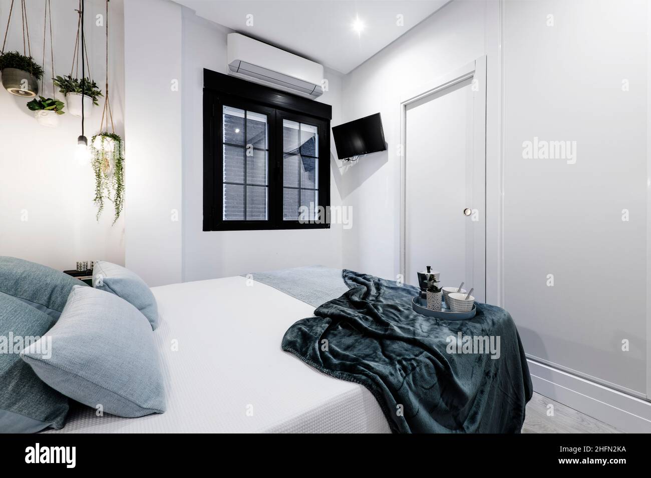 Schlafzimmer mit Frühstücksservice auf einer grünen Samtdecke auf dem Bett Stockfoto