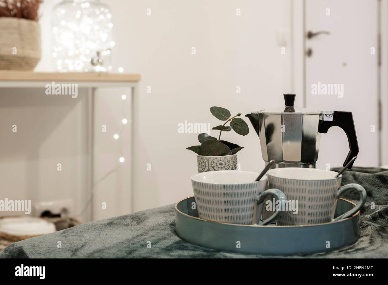 Tablett mit Frühstück und Kaffeeservice auf einer grünen Samtdecke. Stockfoto