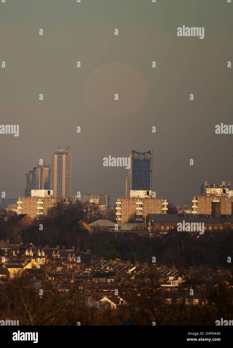 London, Großbritannien. 17. Januar 2022. Der Wolf Moon, auch als kalter Mond bekannt, steigt an einem kalten und trüben Nachmittag in der Hauptstadt über London auf. Quelle: Malcolm Park/Alamy Live News Stockfoto