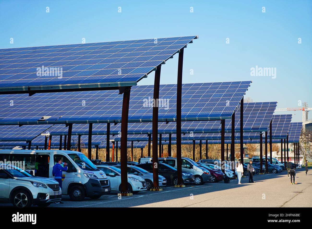 Sonnenkollektoren auf einem Parkplatz. Unternehmen installieren erneuerbare Energiequellen, um ihre CO2-Bilanz zu reduzieren. Padua, Italien - Januar 2022 Stockfoto