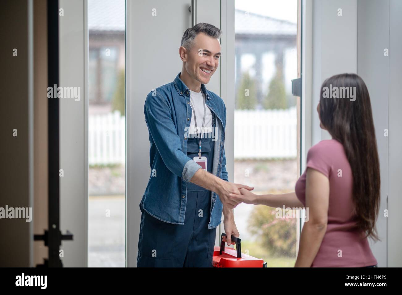 Waist up Mann und Frau schütteln die Hände stehen drinnen Stockfoto