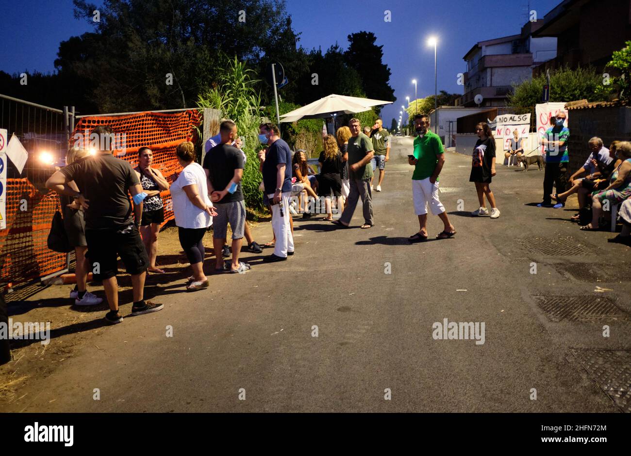 Mauro Scrobogna /LaPresse 31. Juli 2020&#xa0; Acilia (Rom), Italien Nachrichtenprotest gegen 5G auf dem Foto: Die Garnison der Einwohner von Acilia in Vicolo dei Monti di San Paolo mobilisierte sich aus Angst, ein paar Meter von ihren Häusern entfernt eine 5G-Antenne zu installieren Stockfoto