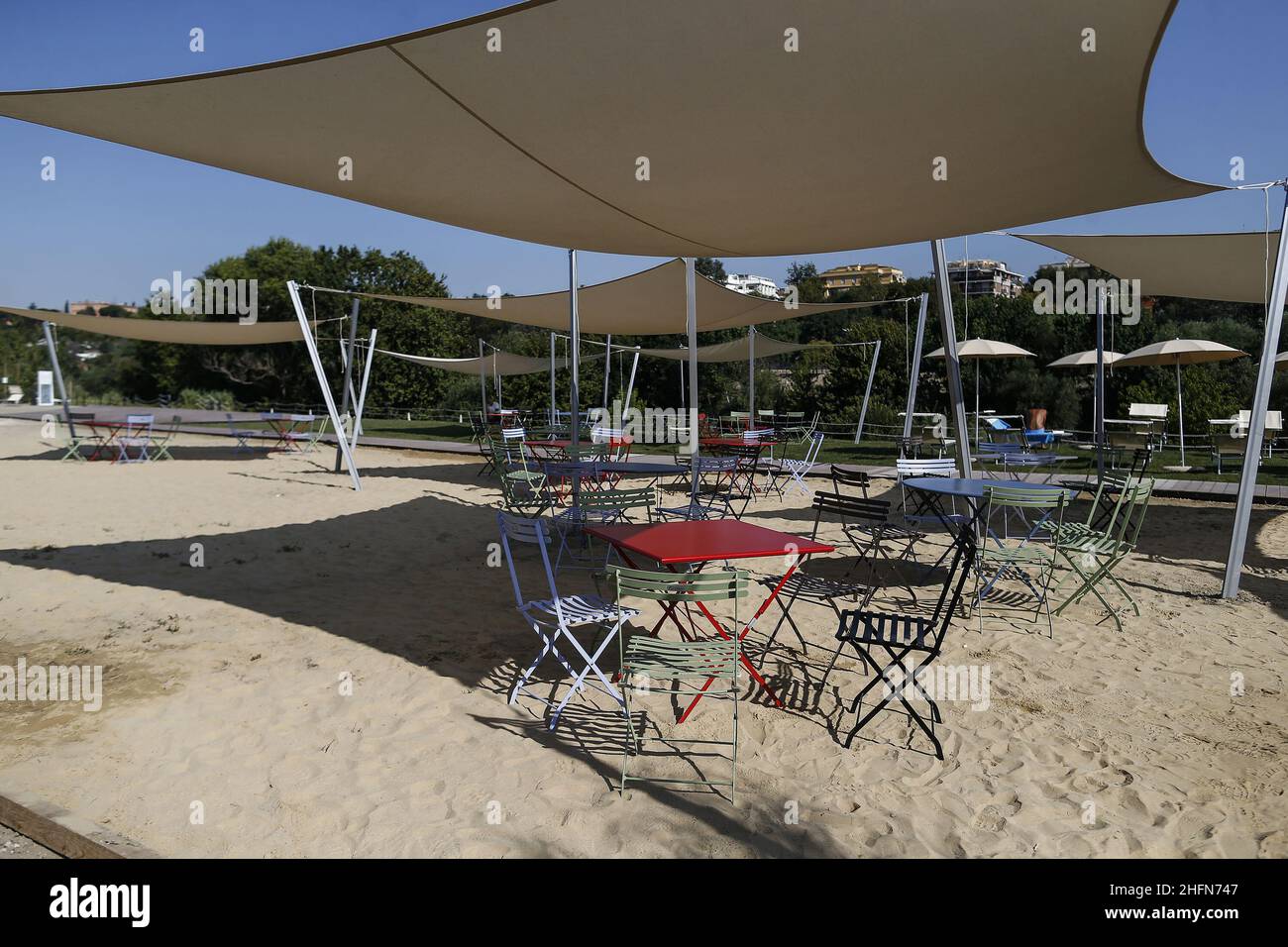 Cecilia Fabiano/LaPresse Juli 31 , 2020 Rome (Italy) News: Der Strand von Tiberis unter der Marconi-Brücke im Bild: Das städtische Badehaus am Ufer von Tevere Stockfoto