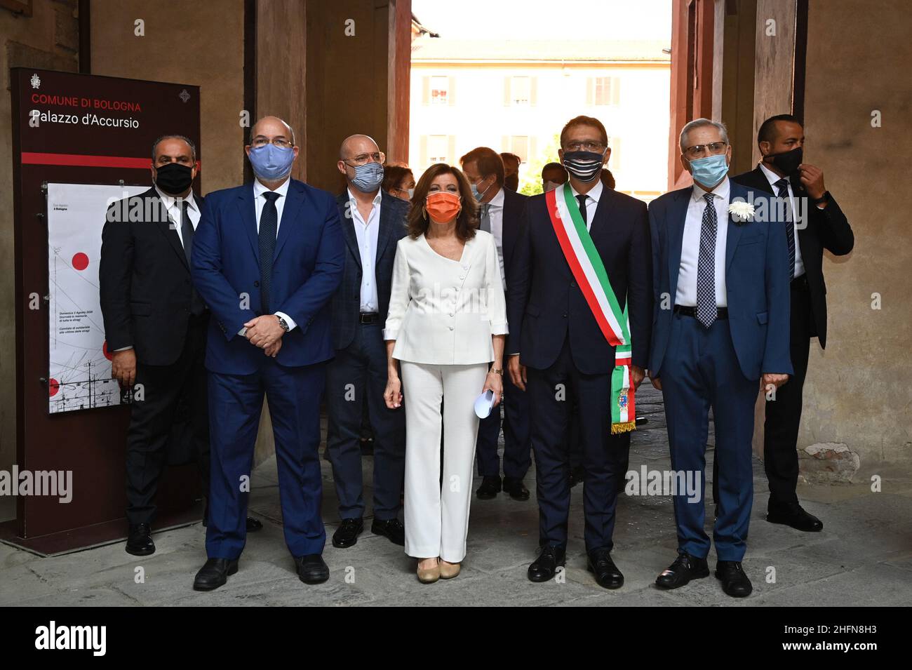 Massimo Paolone/LaPresse 2. August 2020 Bologna, Italien News 40th. Jahrestag des Massakers am Bahnhof von Bologna am 2. August 1980 im Bild: Vito Crimi, Maria Elisabetta Alberti Casellati, Virginio Merola und Paolo Bolognesi während des Treffens mit den Familien der Opfer im Palazzo D'Accursio Stockfoto