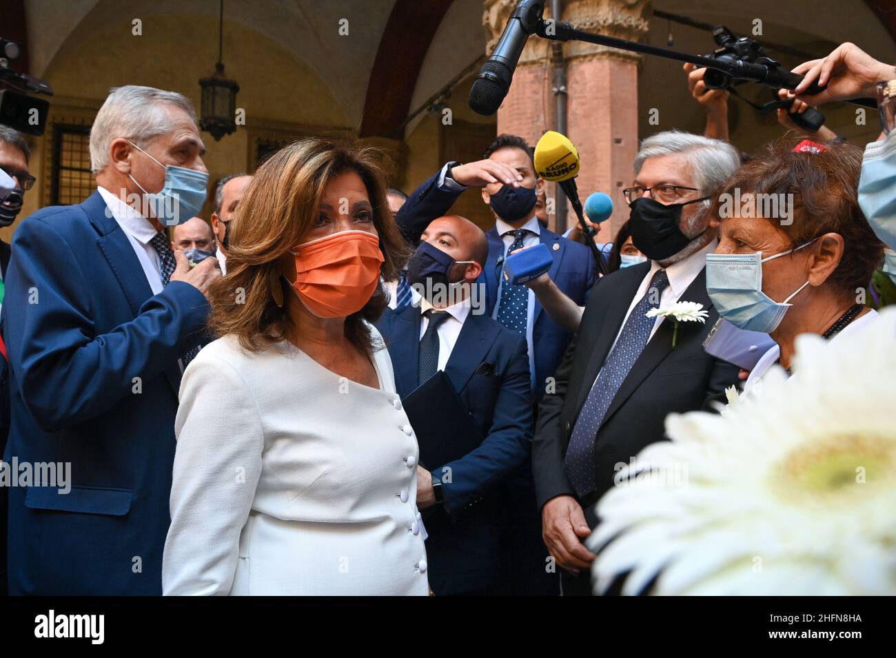 Massimo Paolone/LaPresse 2. August 2020 Bologna, Italien News 40th. Jahrestag des Massakers am Bahnhof von Bologna am 2. August 1980 im Bild: Paolo Bolognesi, Maria Elisabetta Alberti Casellati während des Treffens mit den Familien der Opfer im Palazzo D'Accursio Stockfoto