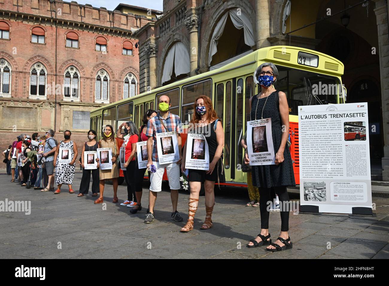 Massimo Paolone/LaPresse 2. August 2020 Bologna, Italien News 40th. Jahrestag des Massakers am Bahnhof von Bologna am 2. August 1980 auf dem Bild: Ein Moment der Bewunderung und der Bus Nummer 37 Stockfoto