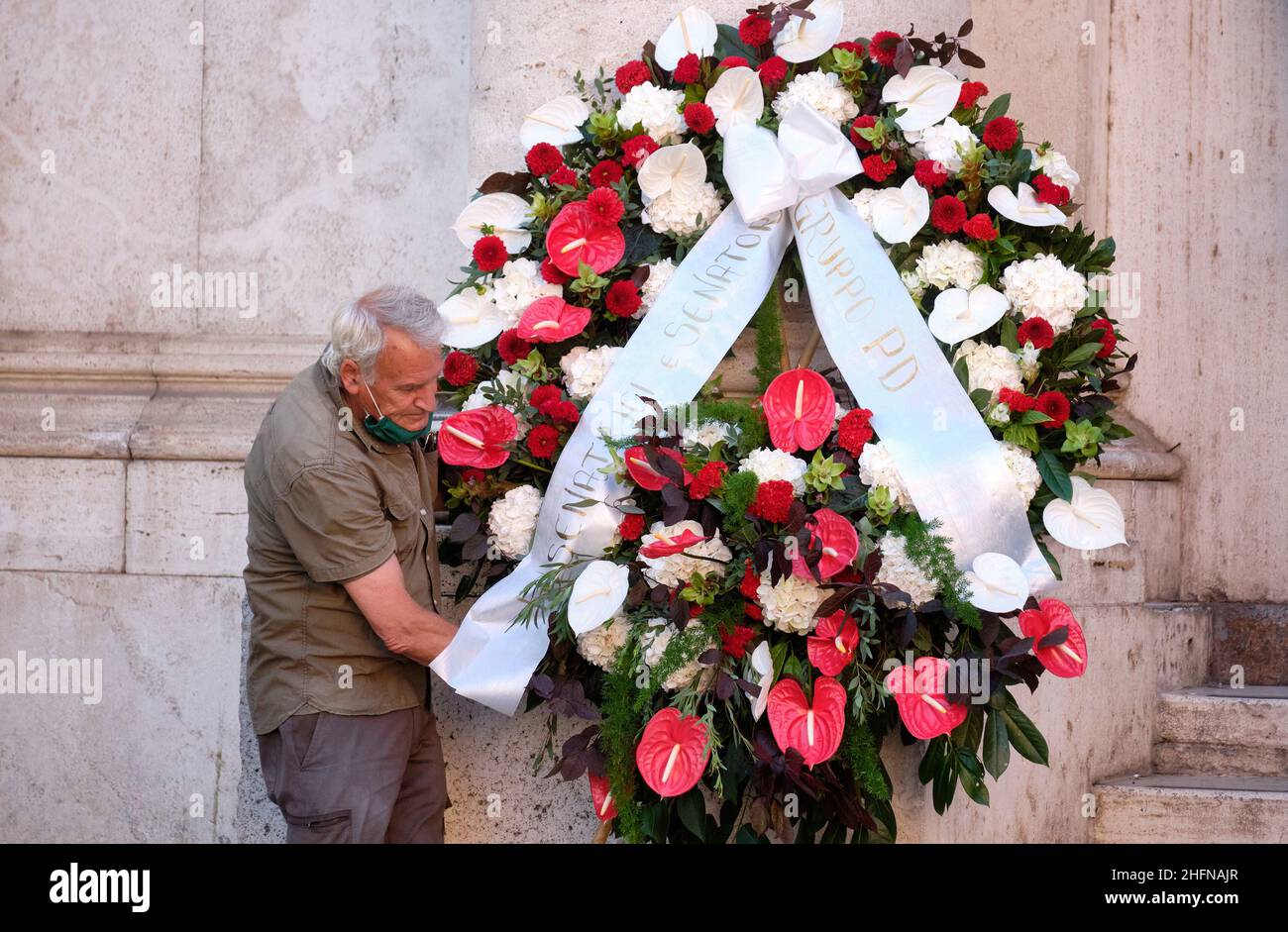 Mauro Scrobogna /LaPresse 07. August 2020&#xa0; Rom, Italien Nachrichten Beerdigung Sergio Zavoli auf dem Foto: Kirche San Salvatore in Lauro, Trauerfeier des Senators und Rai-Journalisten Sergio Zavoli, PD-Blumenkrone Stockfoto