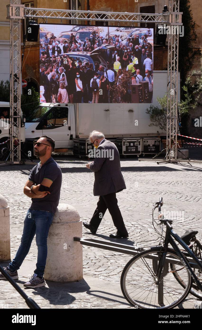 Mauro Scrobogna /LaPresse August 07, 2020&#xa0; Rom, Italien Nachrichten Beerdigung Sergio Zavoli auf dem Foto: Kirche San Salvatore in Lauro, Trauerfeier des Senators und Rai-Journalisten Sergio Zavoli, riesige Leinwand vor der Kirche Stockfoto