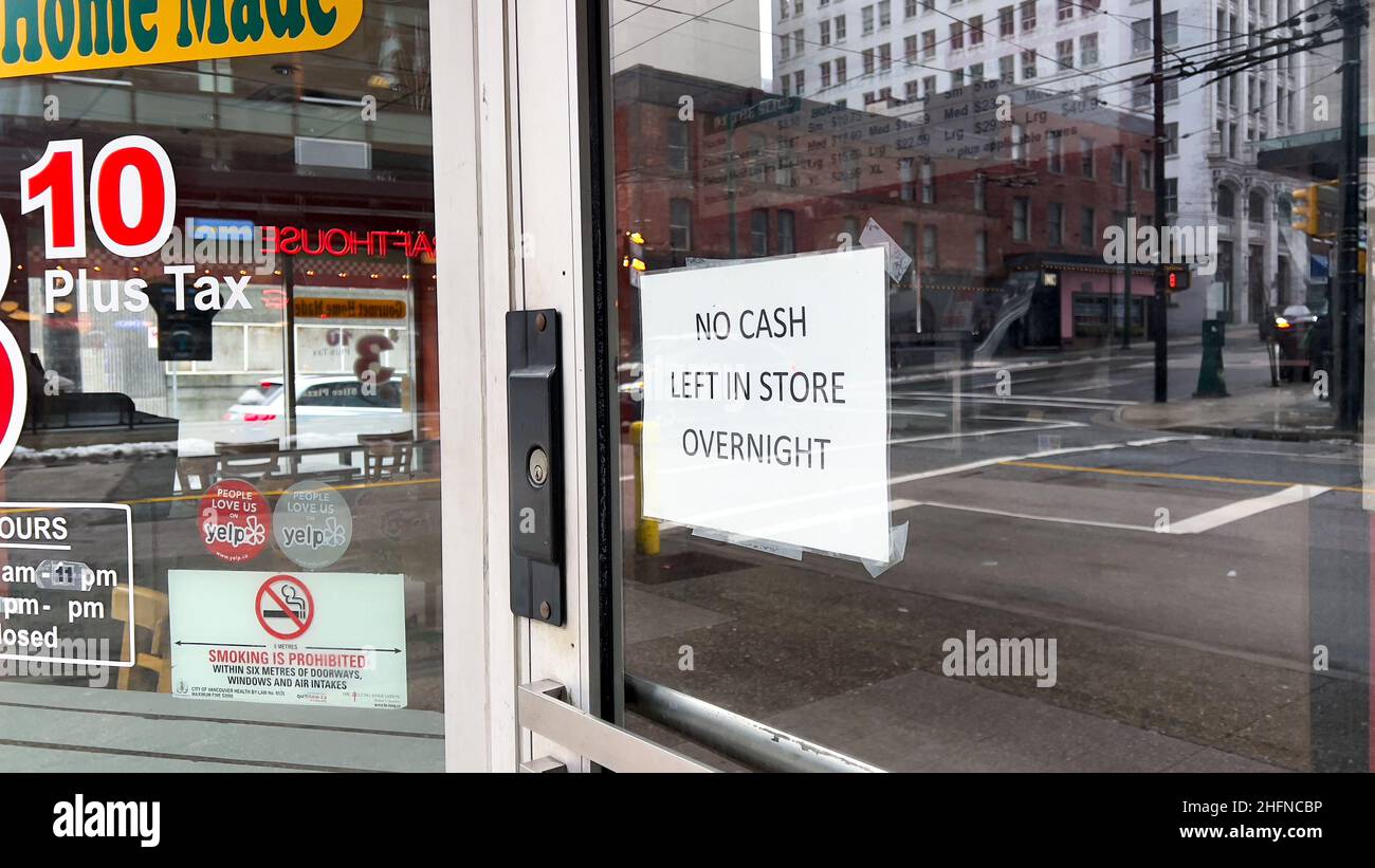 Vancouver, Kanada - Januar 8,2022: Ansicht des Zeichens No Cash Left in Store Overnight nach einer Zunahme der Break-and-enters in Gastown Area Stockfoto