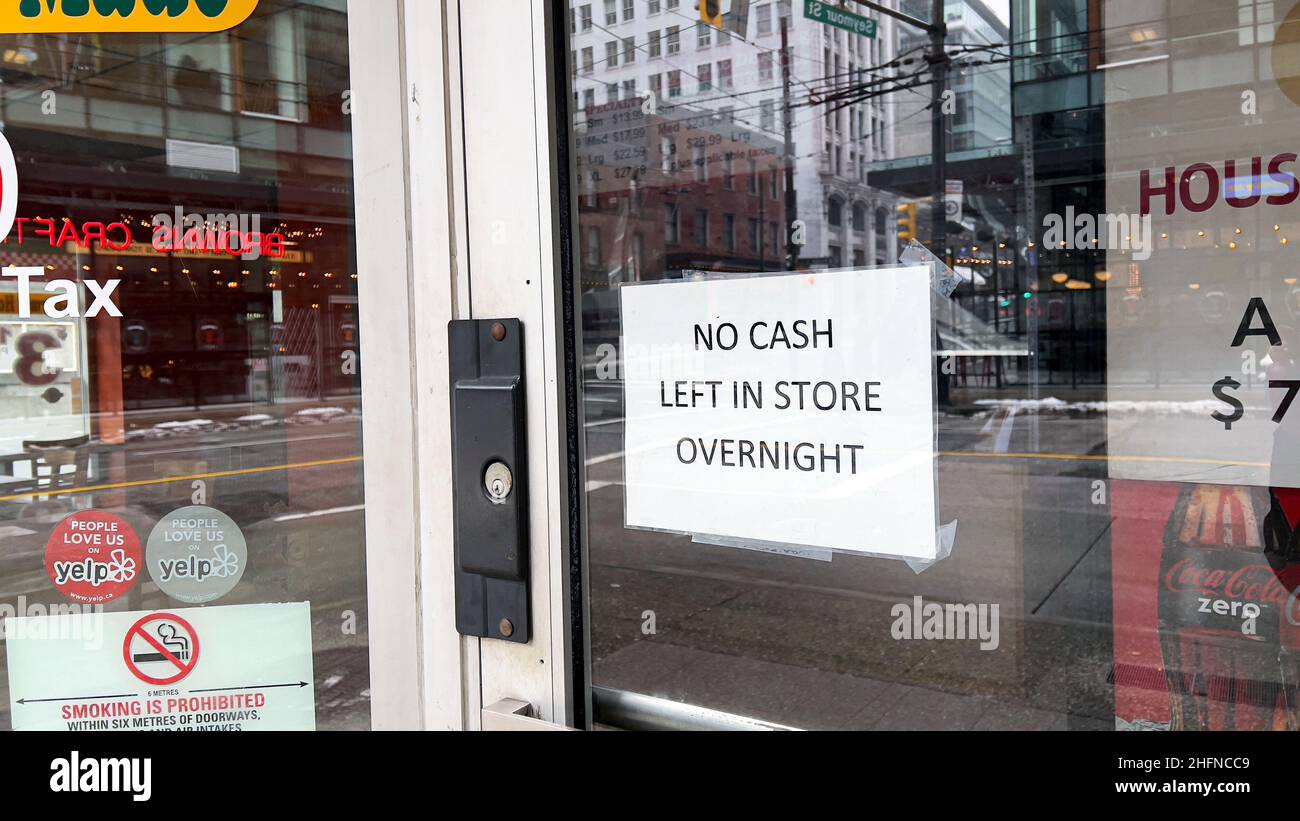 Vancouver, Kanada - Januar 8,2022: Ansicht des Zeichens No Cash Left in Store Overnight nach einer Zunahme der Break-and-enters in Gastown Area Stockfoto