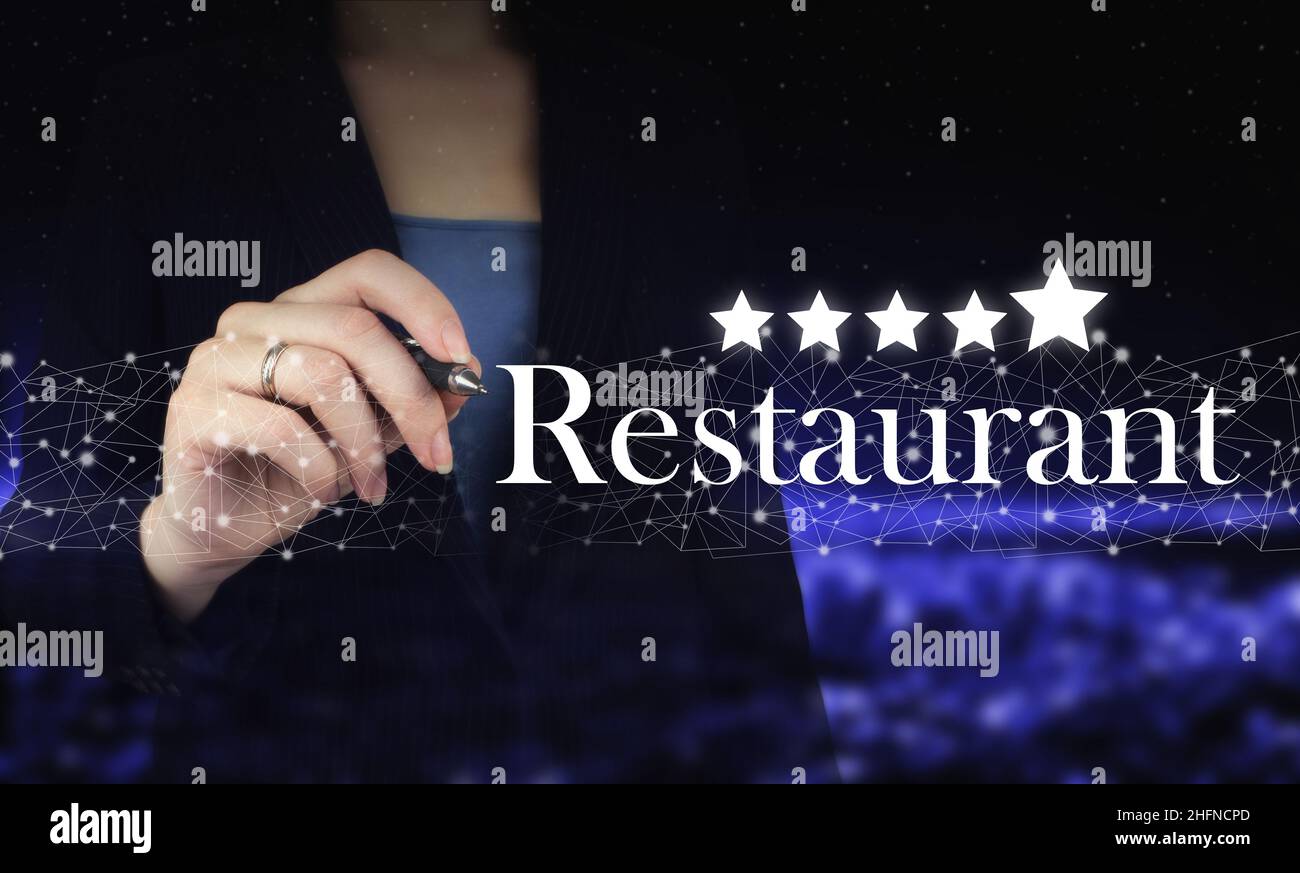 Umfrage zur Unternehmenszufriedenheit. Hand hält digitale Grafik Stift und Zeichnung digitales Hologramm fünf Sterne Zeichen mit Text Restaurant auf Stadt dunkel verschwommen Stockfoto